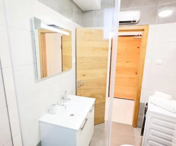 Lejlighed The Mak Boutique With Garden, Free Parking